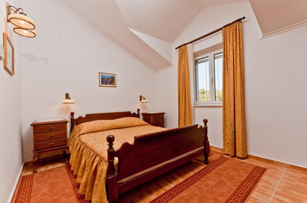 Apartments Barba Petra Dvori Sumartin Εξωτερικό φωτογραφία